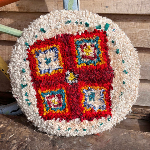 Rug hooked circular cushion seat pad