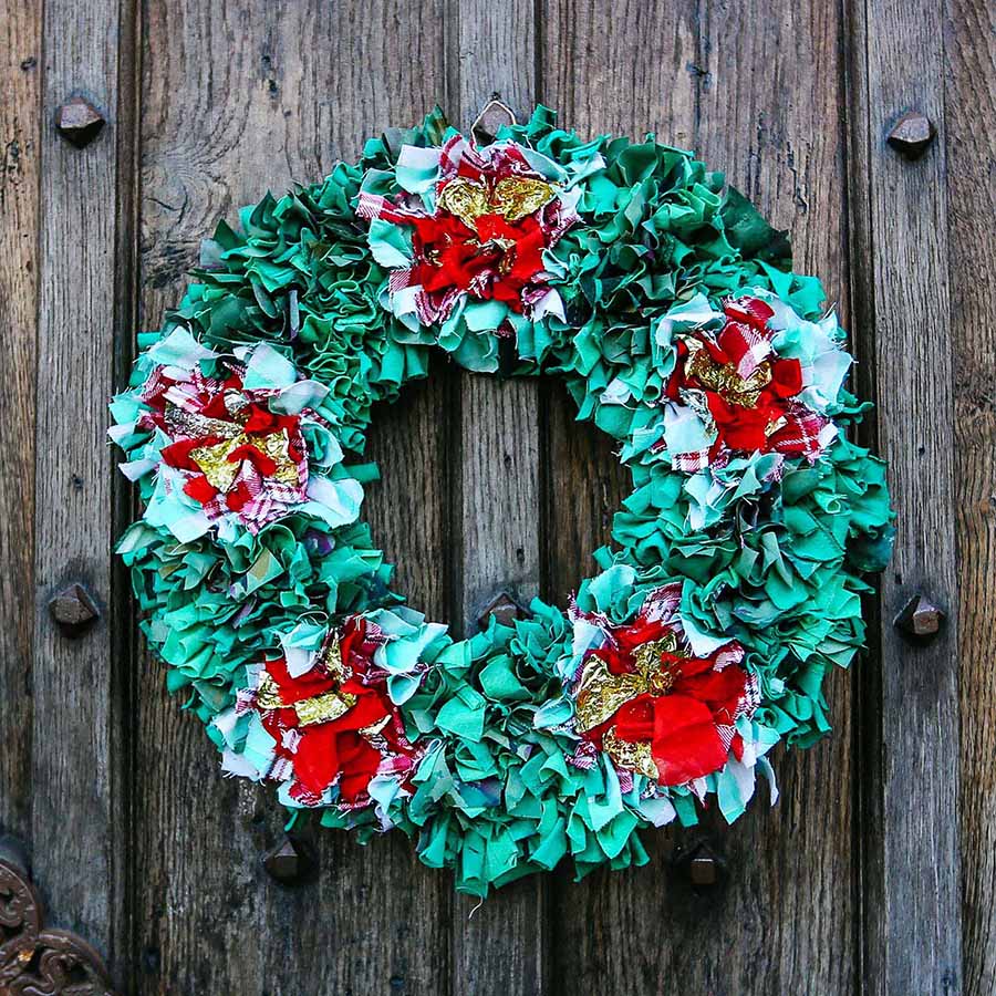 Upcycled Rag Rug Christmas Wreath in Red and Green Made of Old Recycled Clothing